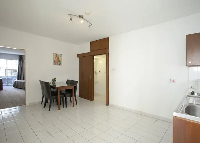 Blazer מלון דירות 3*