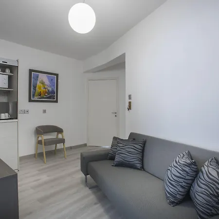 Blazer Apartmanhotel Lárnaka