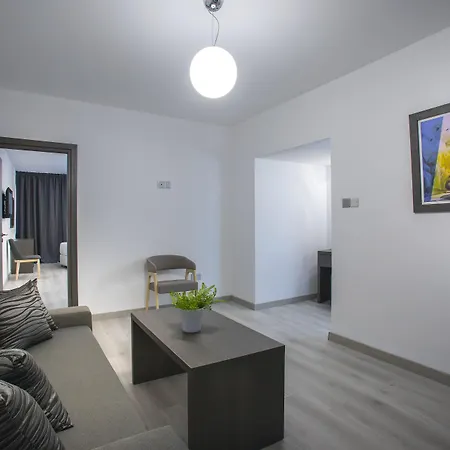 Blazer Apartmanhotel Lárnaka